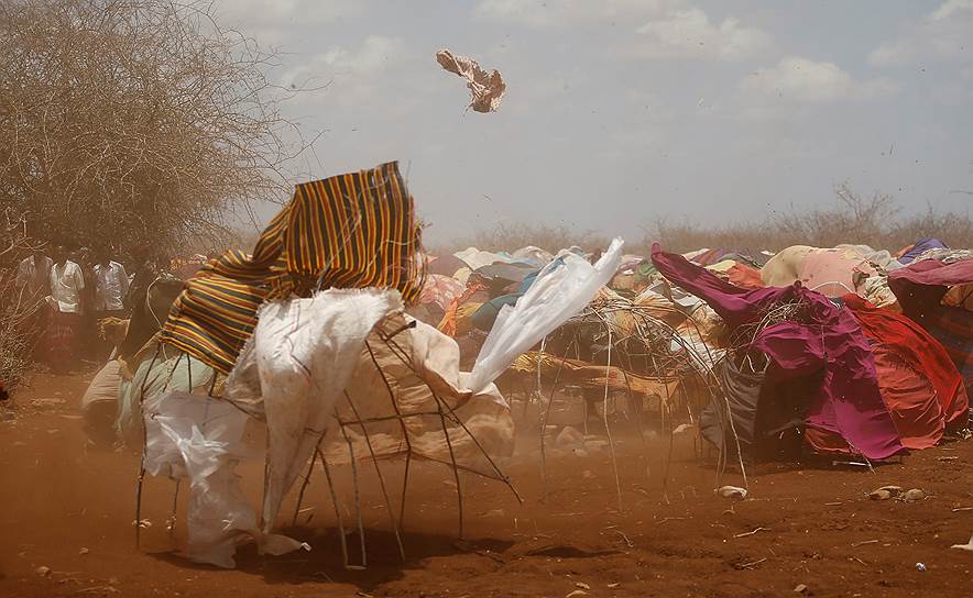 Могадишо, Сомали. Песчаная буря, обрушившаяся на временный лагерь в городе Байдоа, к западу от сомалийской столицы