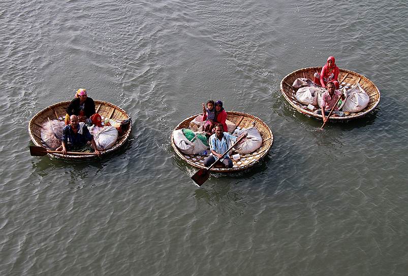 Коччи, Индия. Рыбаки вместе со своими семьями на озере Вембанад 