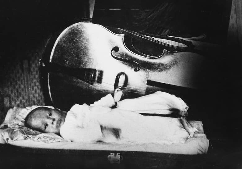 Мстислав Ростропович родился 27 марта 1927 года в Ялте в семье музыкантов: отец был виолончелистом, заслуженным артистом РСФСР, профессором, мать — профессиональной пианисткой. По словам самого Ростроповича, родители, когда садились играть, укладывали его в футляр, чтобы он «не завалился куда-нибудь»