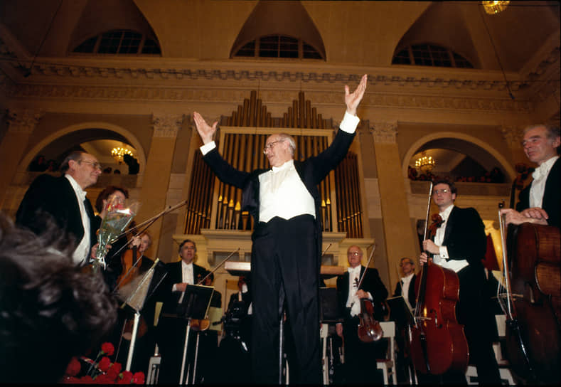 В 1977–1994 годах Мстислав Ростропович возглавлял Вашингтонский национальный симфонический оркестр. Выступал по приглашению оркестров Великобритании, Франции, Германии, Австрии, США, Японии