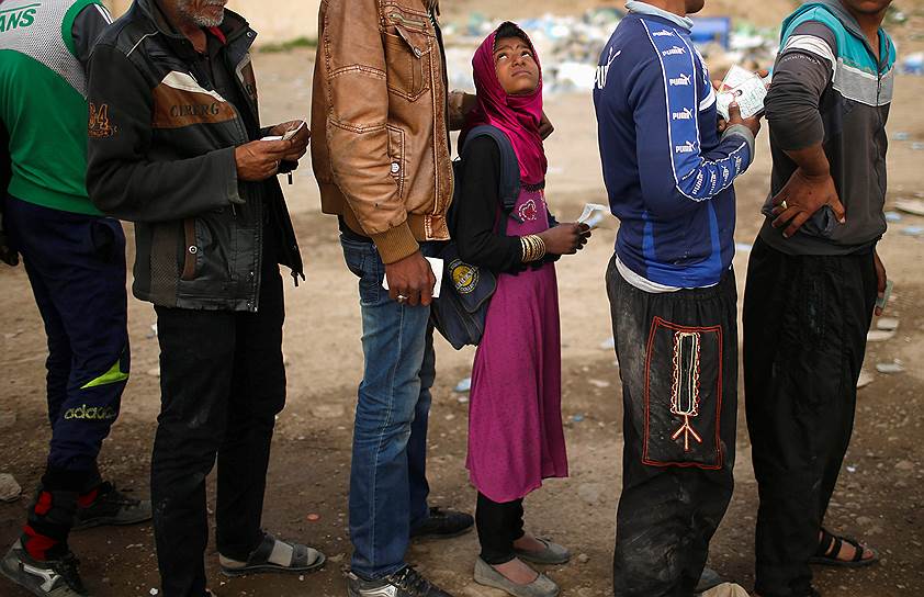 Мосул, Ирак. Беженцы выстроились в очередь за едой