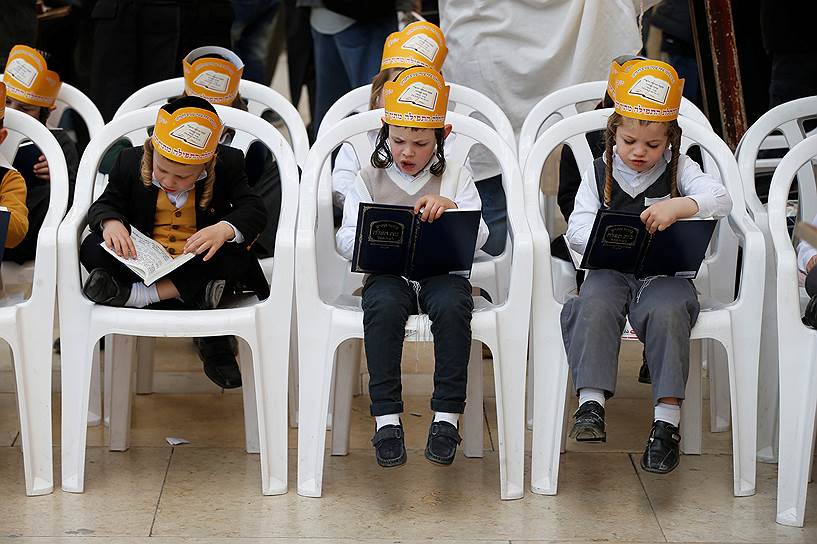 Иерусалим, Израиль. Дети во время религиозной церемонии у Стены Плача