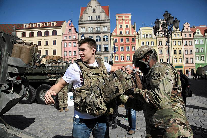 Члены НАТО намерены и дальше укреплять свои восточные границы — исключительно в качестве ответа на «российскую угрозу» (на фото — американские солдаты в Польше)