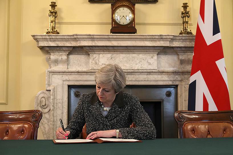 29 марта. Премьер-министр Великобритании Тереза Мэй подписала историческое письмо, которое после доставки в среду в Брюссель положит начало процедуре выхода королевства из Евросоюза