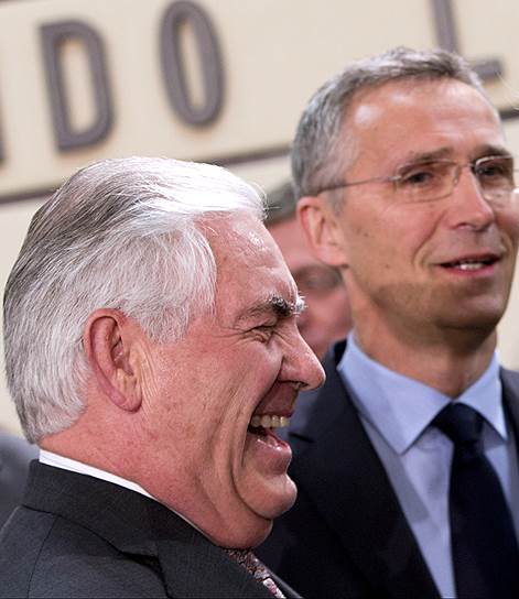 Госсекретарь США Рекс Тиллерсон (слева) обрадовал союзников по НАТО (справа — генсек альянса Йенс Столтенберг) своим присутствием на встрече в Брюсселе — но огорчил жестким требованием увеличить оборонные бюджеты