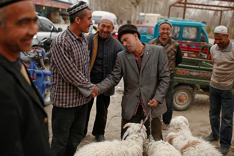 Одной из причин столь строгого отношения к уйгурам со стороны властей КНР стали протесты 2009 года, когда представители этноса требовали не притеснять их. Тогда в ходе столкновений с правоохранителями погибли несколько сотен человек. Власти обвинили в происшедшем радикальные исламистские группировки