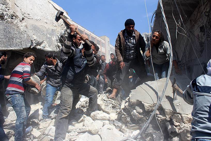 Трагедия в городе Хан-Шейхун (на фото — ее последствия) дала западным странам новый повод обвинить Дамаск в «военных преступлениях»