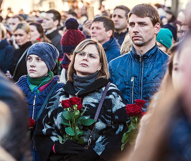Акция в память о жертвах теракта в метро на Технологической площади Санкт-Петербурга у станции «Технологической институт»