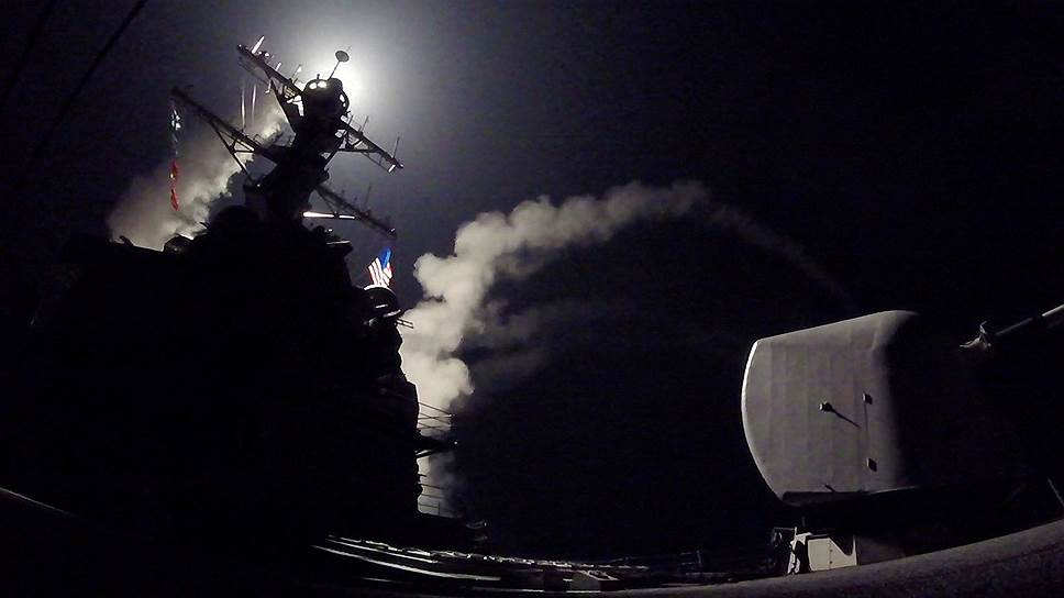 7 апреля. ВМС США в Средиземном море выпустили 59 крылатых ракет «Томагавк» по сирийскому аэродрому Шайрат в провинции Хомс. Удар был нанесен по базе, с которой, по информации американской разведки, официальный Дамаск организовывал атаки с использованием химического оружия 