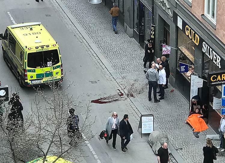 7 апреля. В центре Стокгольма грузовой автомобиль въехал в толпу людей. Полиция сообщила о гибели четырех человек, еще 15 получили тяжелые ранения