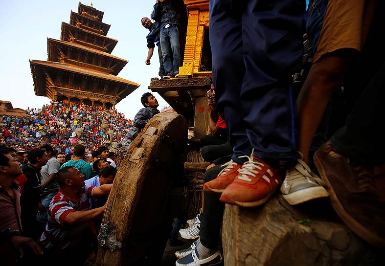 Бхактапур, Непал. Участники фестиваля Бискет тянут колесницу с фигурй бога Бхайравы и богини Бхадракали