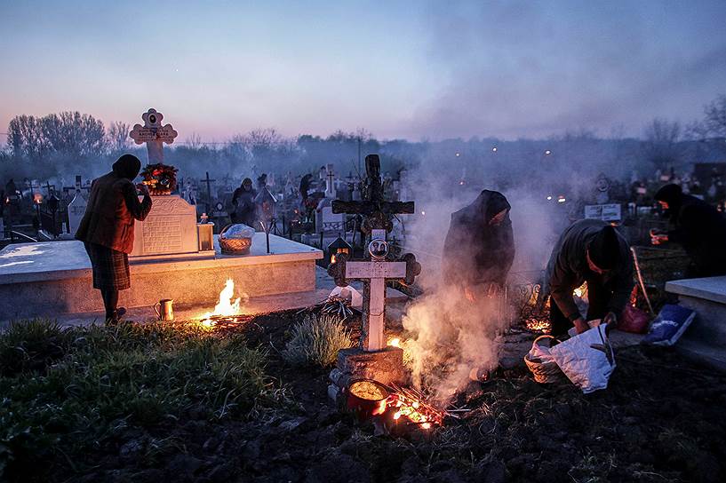 Пригород Бухареста, Румыния. Местные жители жгут фимиам у могил усопших родственников 