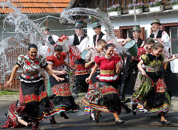 Мезёкёвешд, Венгрии. Местные жители в национальных костюмах во время подготовки к Пасхе