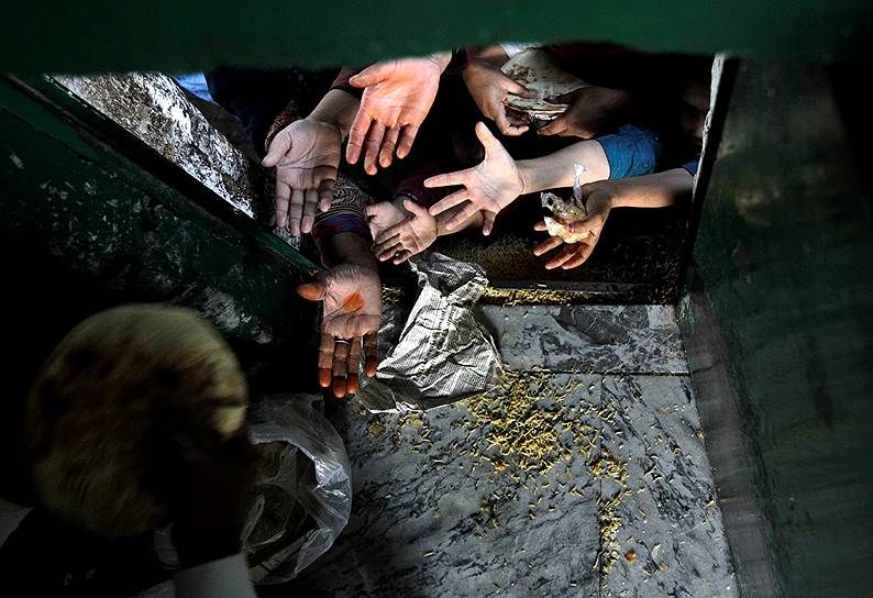 Исламабад, Пакистан. Женщины и дети в пункте раздачи бесплатной еды