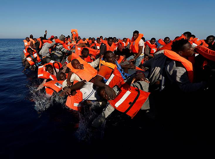 Средиземное море. Мигранты на резиновой лодке во время спасательной операции 