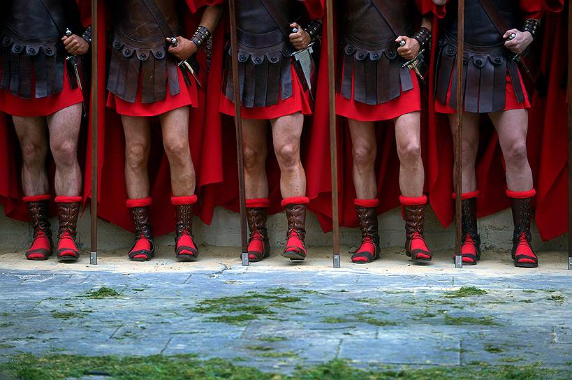Вальмаседа, Испания. Местные жители, одетые в костюмы времен Римской империи, во время театрализованного представления в Страстную пятницу 