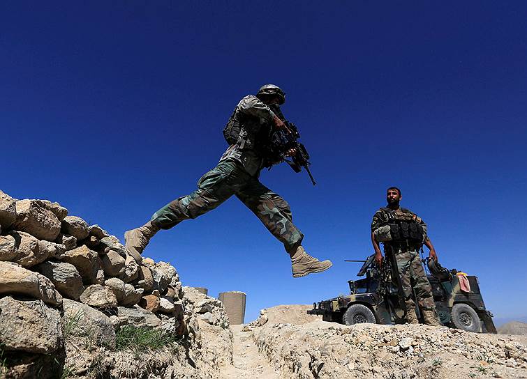 Ачин, Афганистан. Солдат во время патруля 