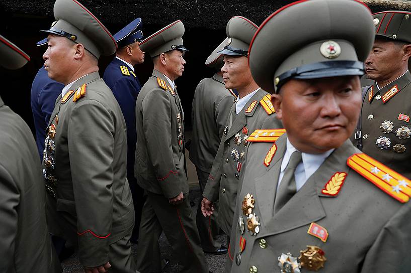 Мангёндэ, Северная Корея. Офицер во время визита в родной город основателя государства Ким Ир Сена накануне празднования 105-летия со дня его рождения