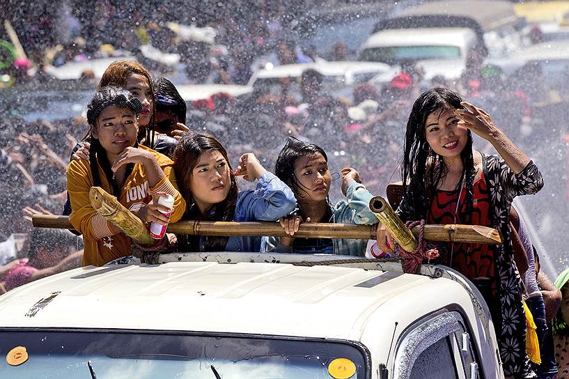 Янгон, Мьянма. Участники традиционного фестиваля воды, который проходит в дни празднования бирманского Нового года