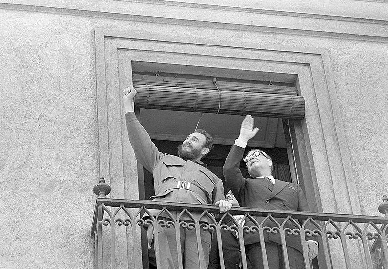 В 1959 году Фидель Кастро с балкона здания администрации провинции Сантьяго-де-Куба провозгласил победу социалистической революции на острове. С тех пор Кастро неоднократно обращался к нации именно с этого места&lt;br>На фото: Фидель Кастро и президент Чили Сальвадор Альенде на балконе в Сантьяго-де-Куба