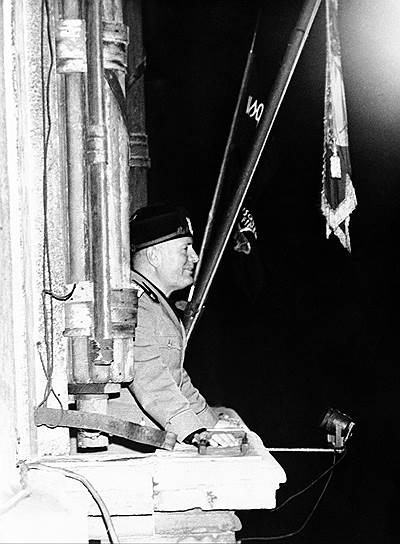 Излюбленным местом публичных выступлений итальянского диктатора Бенито Муссолини был балкон дворца Венеции в Риме. С него дуче объявил о заключении договора с нацистской Германией, а позднее — об объявлении войны с Францией и Великобританией