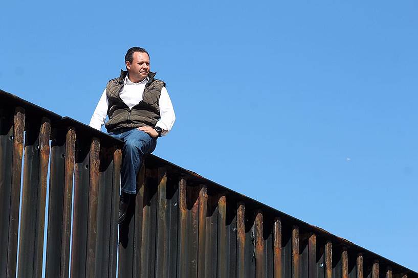 Весной 2017 года мексиканский конгрессмен Браулио Гуэрра забрался на девятиметровый забор на границе США и Мексики и записал видеообращение к Дональду Трампу. Политик заявил, что строить стену между двумя странам — абсурдная идея, которая не остановит миграцию