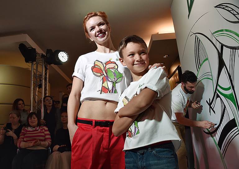  Актриса Алиса Гребенщикова с сыном во время показа Bosco Fashion Week коллекции Bosco Family сезона весна/лето 2017 в Торговом доме «Весна»