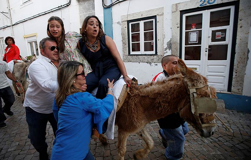 Алкошети, Португалия. Местные жители во время ритуала под названием Virgem da Atalaia, который проводится на Страстной неделе