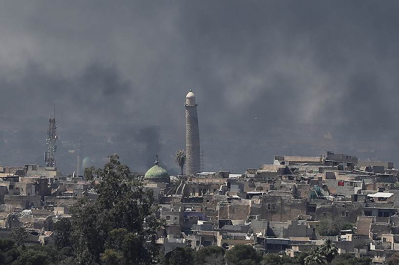 Мосул, Ирак. Дым от боев над соборной мечетью ан-Нури