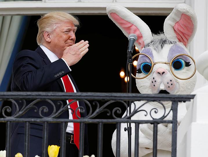 Вашингтон, США. Президент США Дональд Трамп и пасхальный кролик на балконе Белого дома