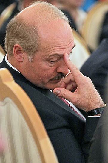 Прическа президента Белоруссии Александра Лукашенко становилась не только объектом насмешек, но и политических лозунгов. Так, во время протестов 2010 года в Минске демонстранты выкрикивали: «Пора менять лысую резину!»