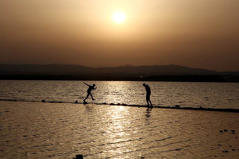 Ларнака, Кипр. Дети играют на соленом озере