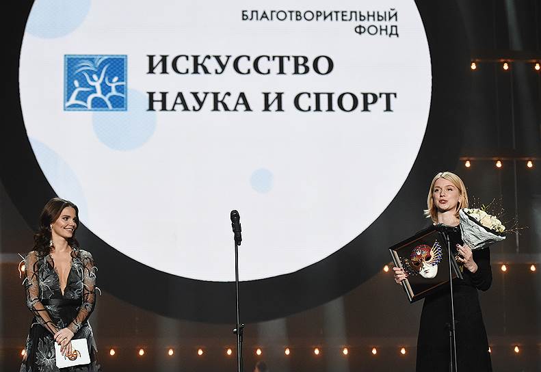 Актриса Елизавета Боярская (слева) и директор Благотворительного фонда «Искусство, наука и спорт» Мария Красникова (справа)