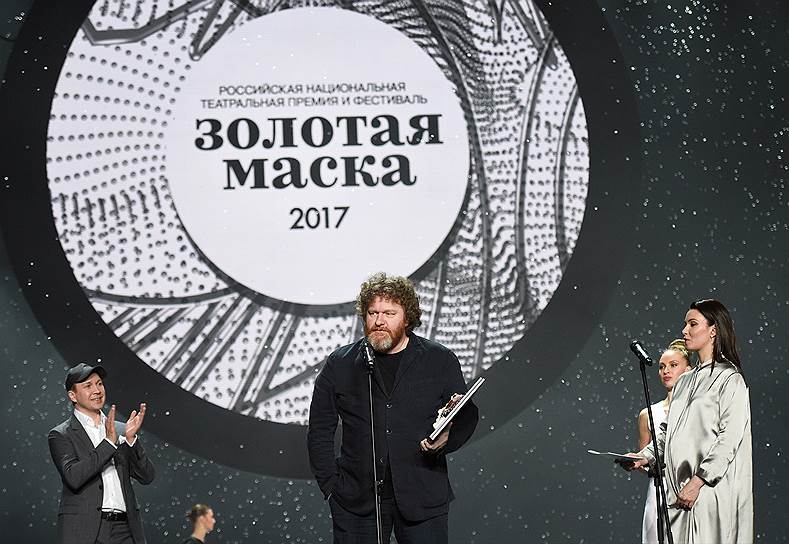 Художественный руководитель Государственного театра наций Евгений Миронов (слева) и художник Николай Рощин (в центре)