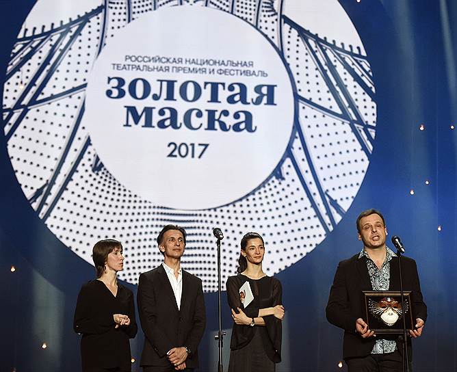 Дирижер Павел Клиничев (справа), получивший премию в номинации «Лучший дирижер в балете»