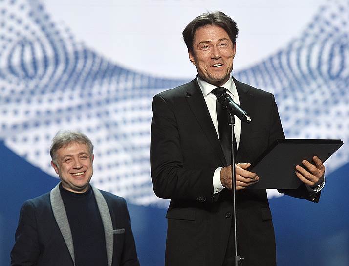 Режиссер Андрейс Жагарс (справа), получивший награду за победителя в номинации «Лучшая мужская роль в опере» Липарита Аветисяна 