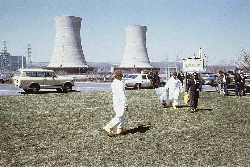 28 марта 1979 года произошла авария на АЭС Три-Майл-Айленд в США. Тогда в радиусе 16 кв. км наблюдалась радиоактивность на уровне 0,08 миллизиверта, что соответствует уровню облучения при рентгене грудной клетки