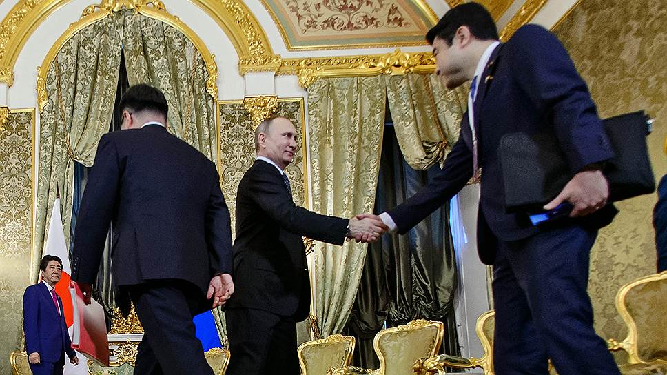 На переговорах в Москве Владимир Путин и Синдзо Абэ осторожно дрейфовали вокруг Курильской гряды