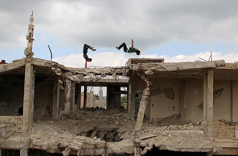 Инхил, Сирия. Паркурщики в разрушенном войной районе города