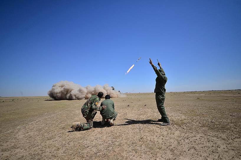Хатра, Ирак. Иракские военные запускают ракету по позициям «Исламского государства» (запрещено в РФ)