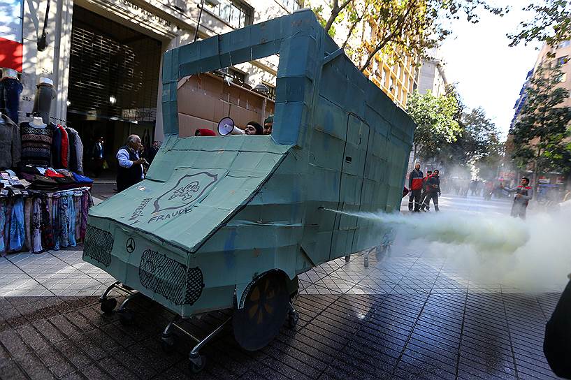 Сантьяго, Чили. Участники антиправительственной акции в «полицейской машине» 