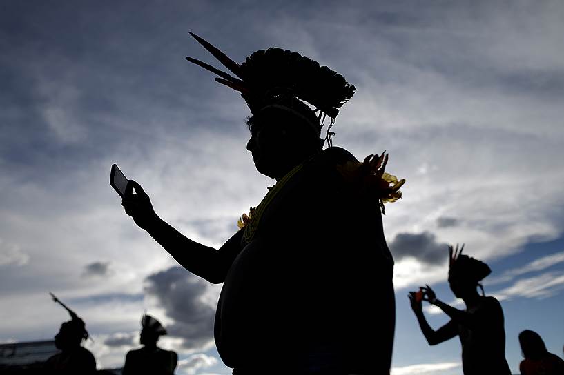 Бразилиа, Бразилия. Участники акции против нарушения прав коренных народов