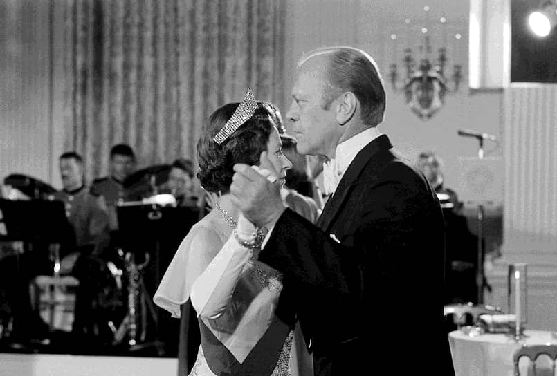 38-й президент США Джеральд Форд танцует с британской королевой Елизаветой II на ужине в ее честь 