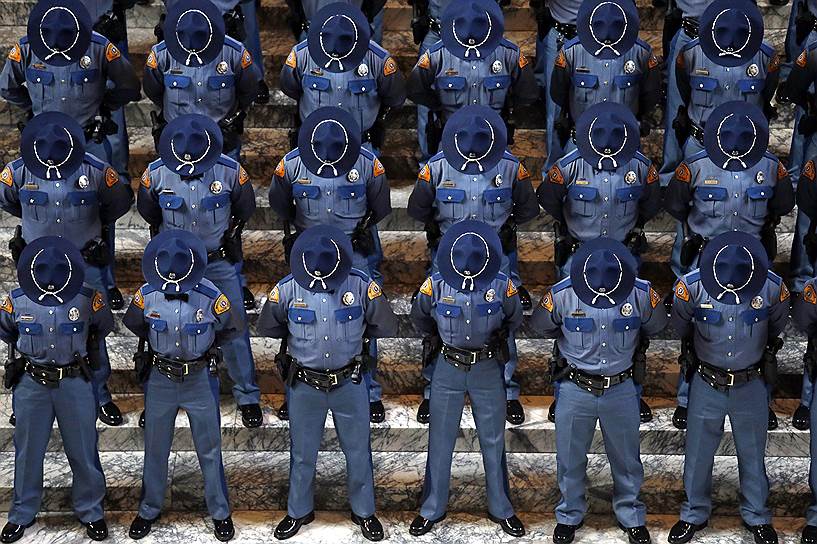 Олимпия, США. Новобранцы патрульной службы во время традиционной молитвы в Капитолии штата Вашингтон 