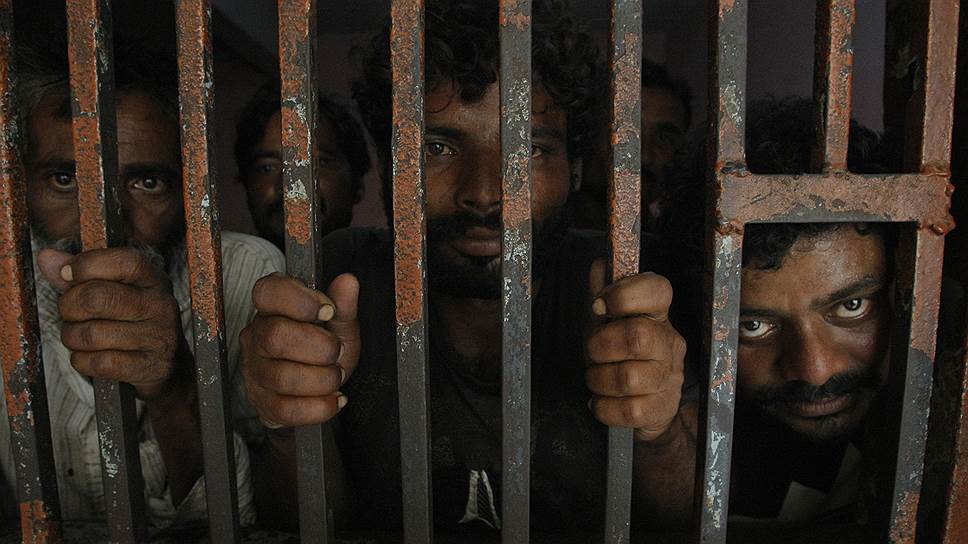 Карачи, Пакистан. Арестованные за браконьерство индийские рыбаки. По данным агентства морской безопасности Пакистана, в водах Аравийского моря были задержаны 29 граждан Индии и пять рыболовецких судов