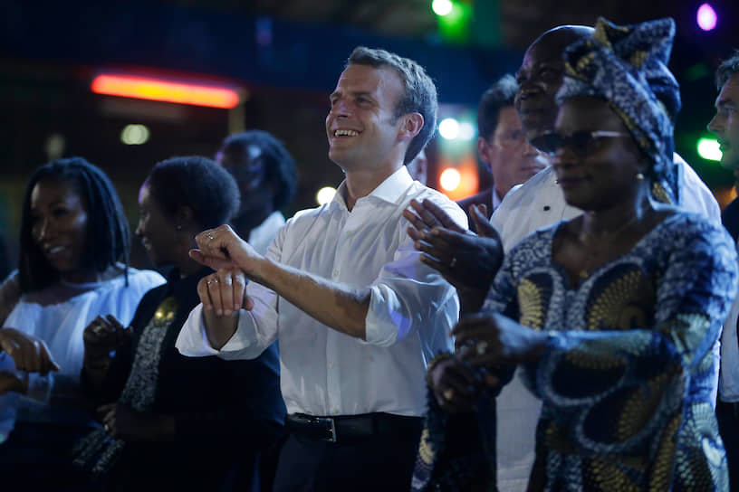 Французский президент Эмманюэль Макрон учится местным танцам во время визита в Нигерию
