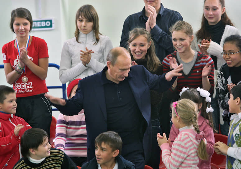 Владимир Путин во время соревнований «Веселые старты» между владимирскими школьниками в физкультурно-оздоровительном комплексе