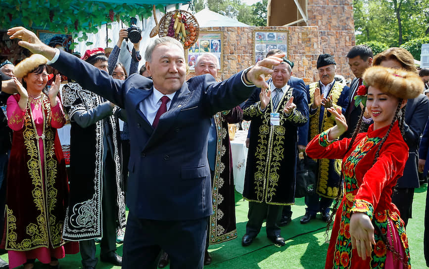 Экс-президент Казахстана Нурсултан Назарбаев на Празднике единства народа Казахстана
