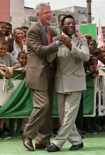 42-й президент США Билл Клинтон и футболист Пеле после показательной игры в детской спортшколе