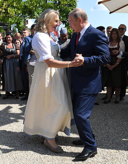 Экс-министр иностранных дел Австрии Карин Кнайсль танцует с Владимиром Путиным на своей свадьбе в Гамлице